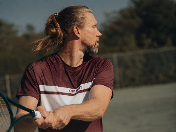Stefan Seifert auf dem Tennisplatz im COURT7 Match-Day-Shirt — Season Story