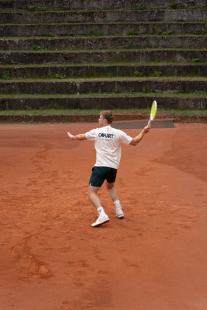 COURT7 Athlet trägt AD-IN Tee Off-White 200 in Off-White on-court — T-Shirt