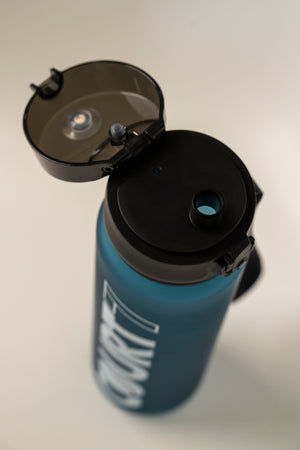 COURT7 Sportflasche in Blau 1L — Schnitt-Detail | Sportflasche von COURT7
